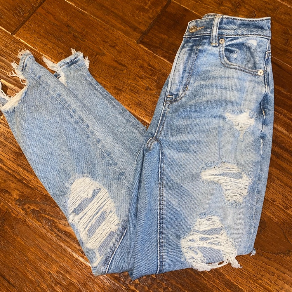 AMERICAN EAGLE MOM JEANS